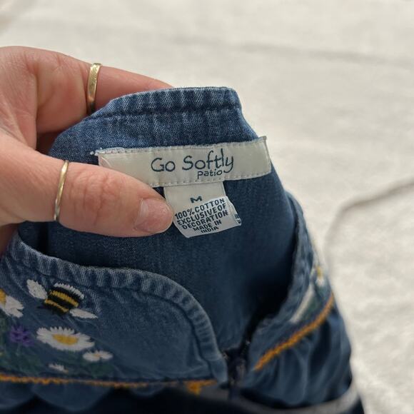 Go Softly Patio Dress Denim Zip Embroidered Floral Bumble Bee M Cotton Cottage - Picture 4 of 4